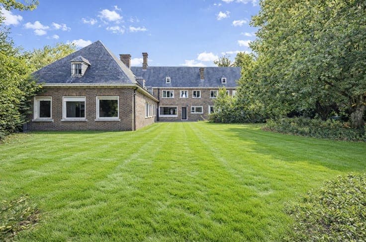 Riante te renoveren villa met grote tuin in centrum Rumbeke