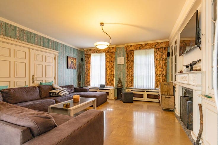 Riante te renoveren villa met grote tuin in centrum Rumbeke