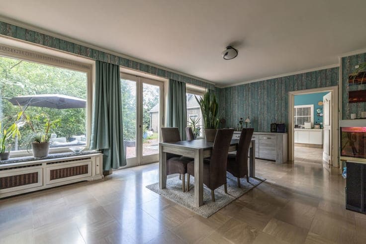 Riante te renoveren villa met grote tuin in centrum Rumbeke
