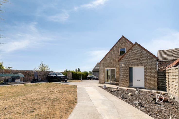 UNIEKE EIGENDOM OP 1.335 M² MET LOODS/GARAGE EN ZICHT OP ...