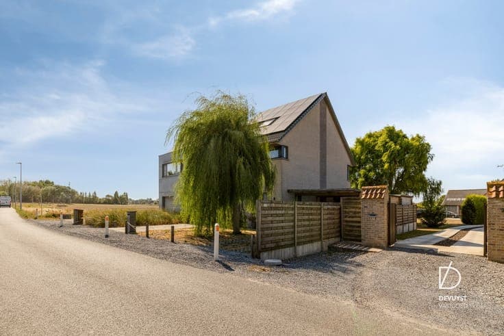 UNIEKE EIGENDOM OP 1.335 M² MET LOODS/GARAGE EN ZICHT OP ...