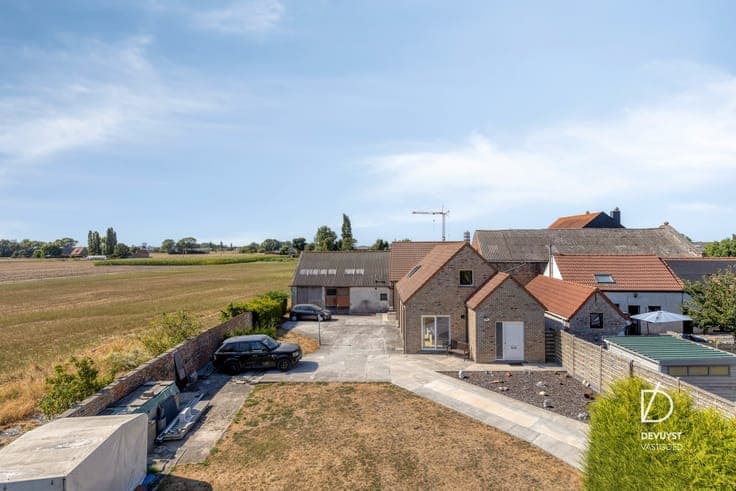UNIEKE EIGENDOM OP 1.335 M² MET LOODS/GARAGE EN ZICHT OP ...