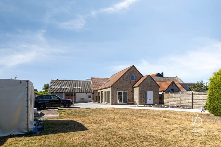 UNIEKE EIGENDOM OP 1.335 M² MET LOODS/GARAGE EN ZICHT OP ...