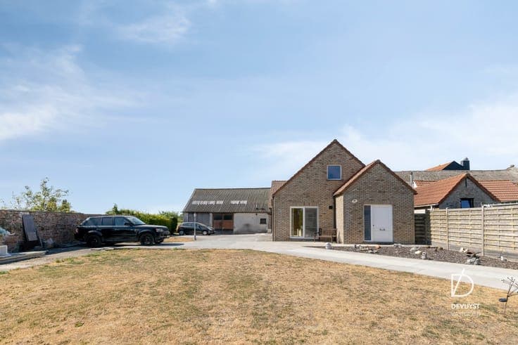 UNIEKE EIGENDOM OP 1.335 M² MET LOODS/GARAGE EN ZICHT OP ...