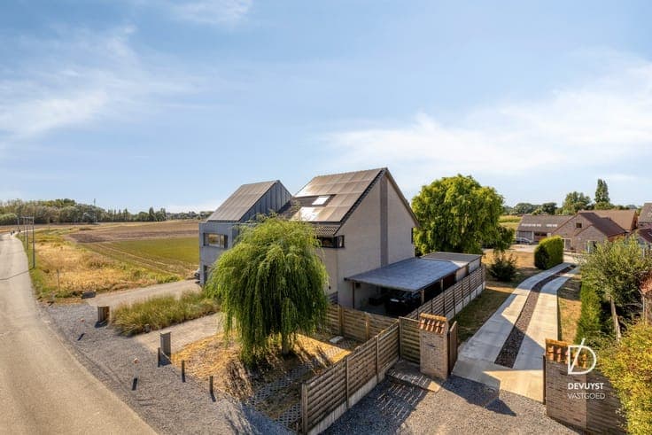 UNIEKE EIGENDOM OP 1.335 M² MET LOODS/GARAGE EN ZICHT OP ...
