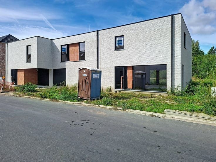 Energieneutrale halfopen woning in rustige, nieuwe wijk