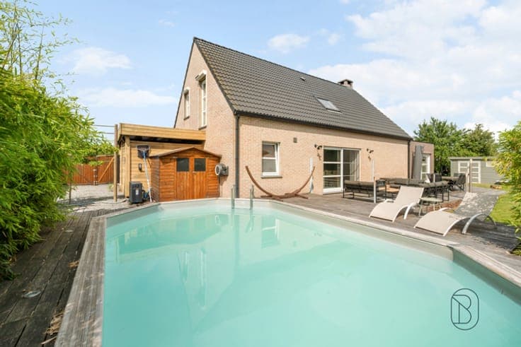Contemporary villa with swimming pool