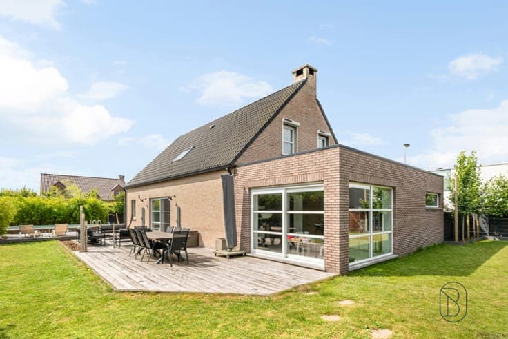 Contemporary villa with swimming pool