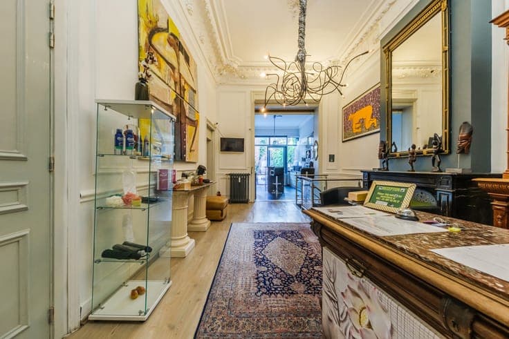 Characterful 400 m² house with garden