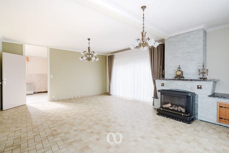 Solid single-storey house with spacious garden near the cent