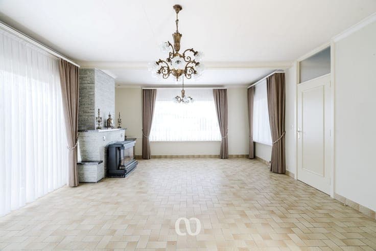 Solid single-storey house with spacious garden near the cent