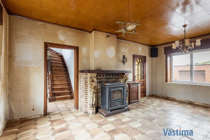 Te renoveren woning met 3 slaapkamers, garage en tuin