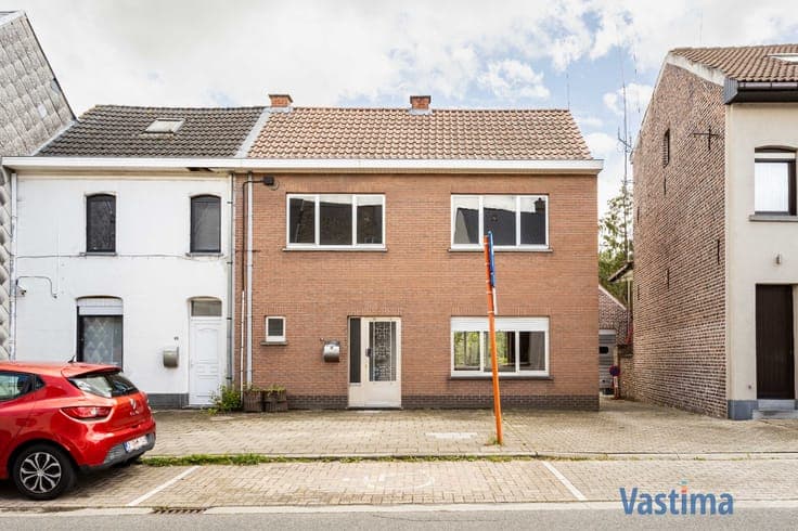 Te renoveren woning met 3 slaapkamers, garage en tuin