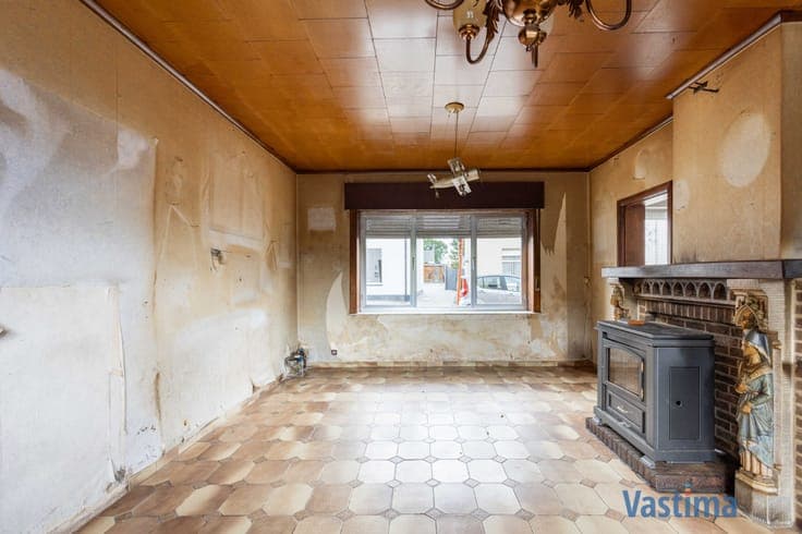 Te renoveren woning met 3 slaapkamers, garage en tuin