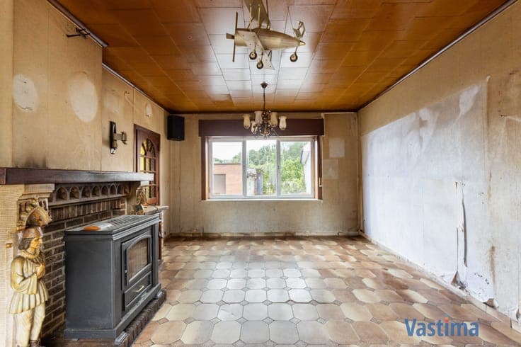 Te renoveren woning met 3 slaapkamers, garage en tuin