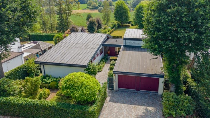 Charming villa on 22 ares with open views