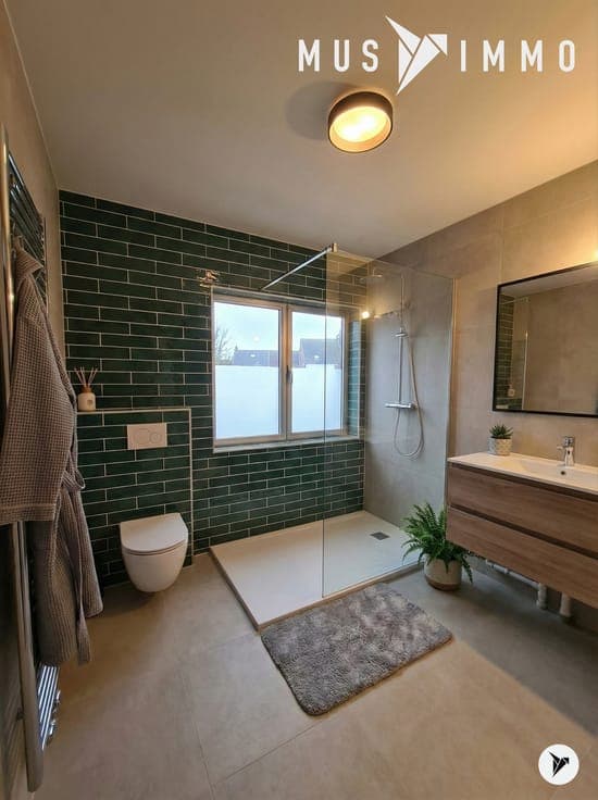 SPACIOUS & JUST RENOVATED! - 4 BEDRMS - 2 BATHROOMS - GARDEN