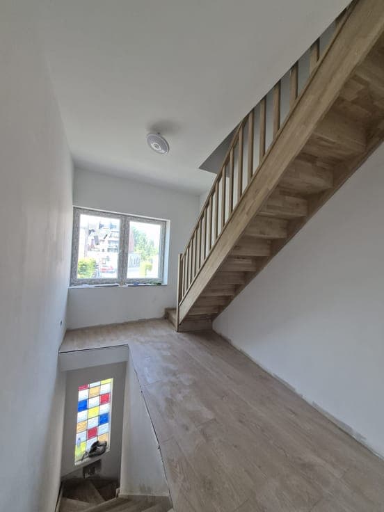 SPACIOUS & JUST RENOVATED! - 4 BEDRMS - 2 BATHROOMS - GARDEN