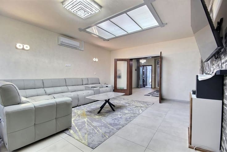 Maison rénovée avec quatre chambres et jardin