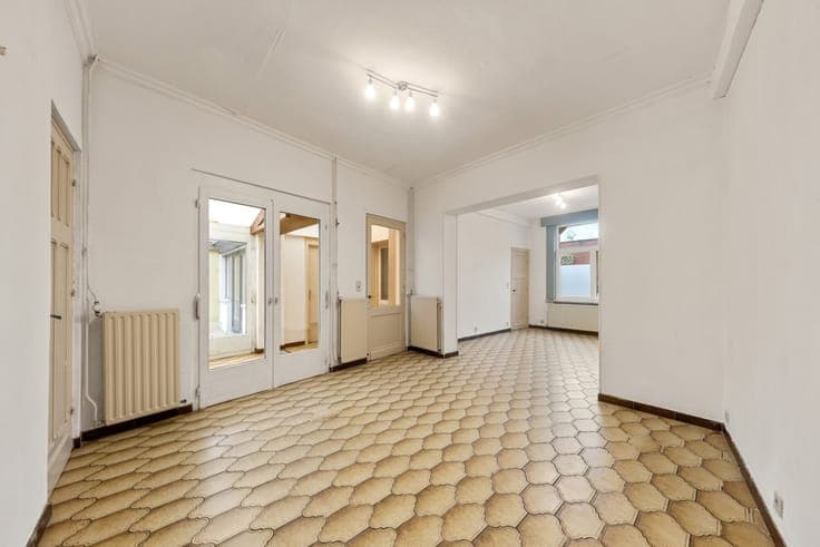 3-bedroom house with garage ideally located
