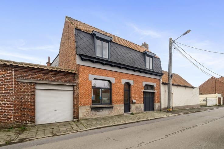 3-bedroom house with garage ideally located