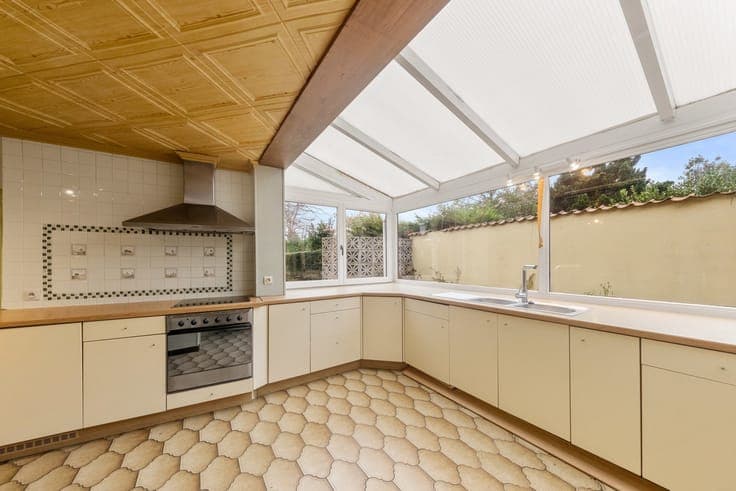 3-bedroom house with garage ideally located