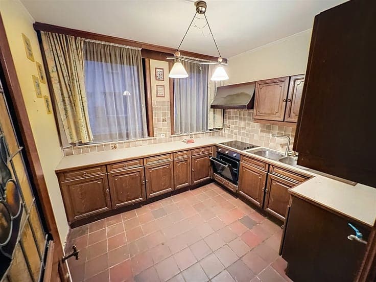 Renovation property with 4 bedrooms, garage and garden in a