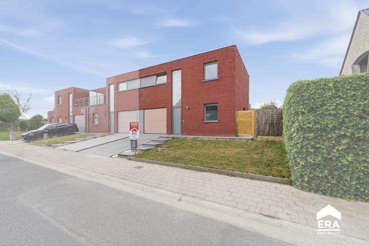 Move-in-ready home with garage and garden in Dadizele
