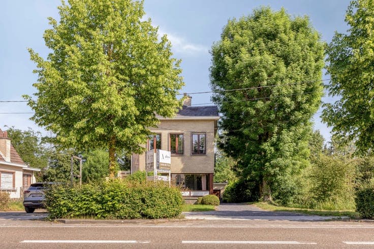 Semi-detached property with big garage and potential