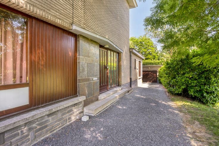 Semi-detached property with big garage and potential