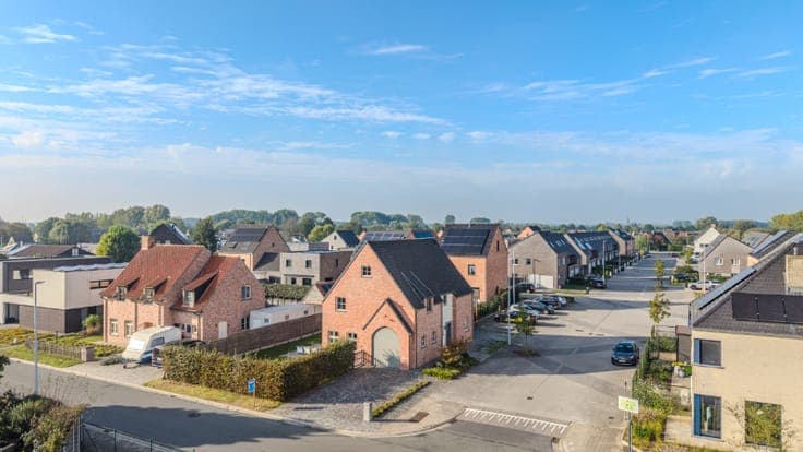 Prachtige villa met 5 slaapkamers, garage en zonnige tuin...