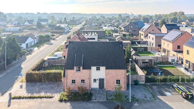 Prachtige villa met 5 slaapkamers, garage en zonnige tuin...