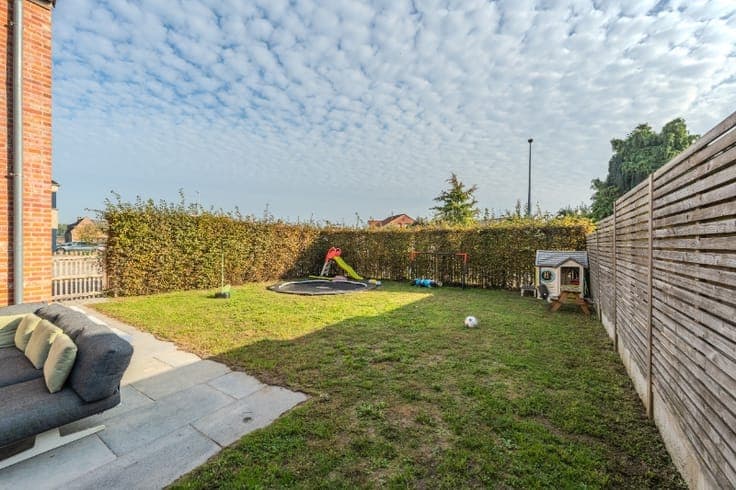 Prachtige villa met 5 slaapkamers, garage en zonnige tuin...
