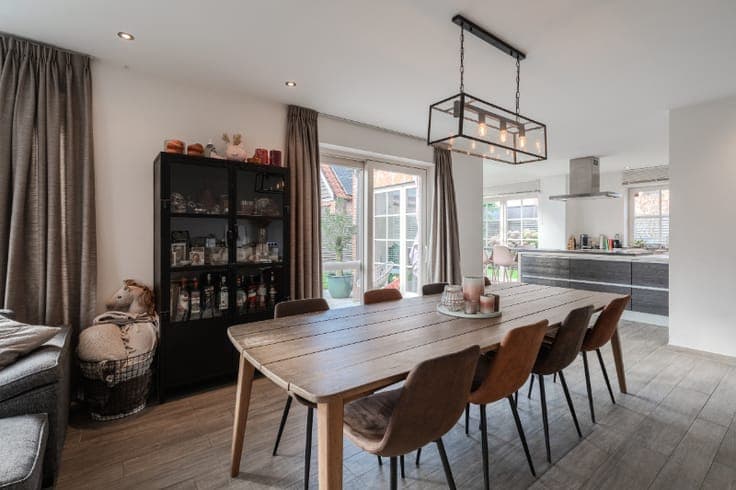 Prachtige villa met 5 slaapkamers, garage en zonnige tuin...
