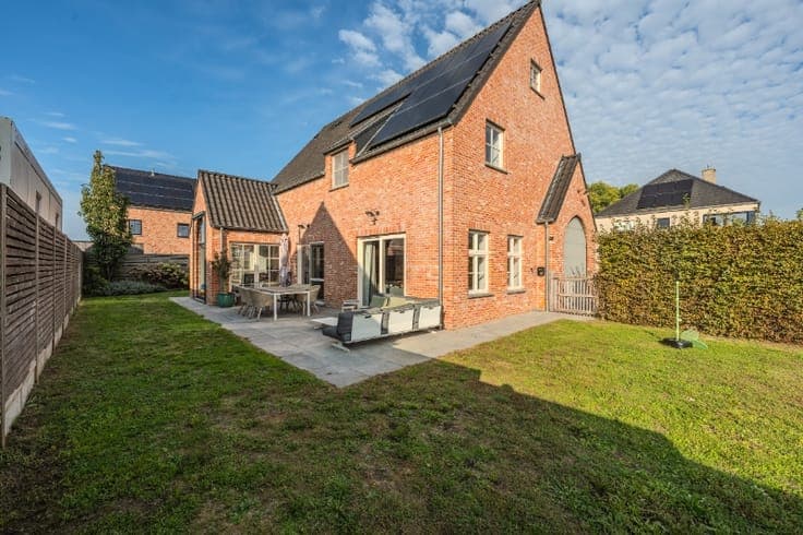 Prachtige villa met 5 slaapkamers, garage en zonnige tuin...