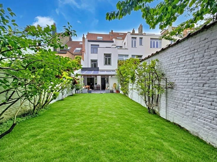 6-bedroom mansion with garden
