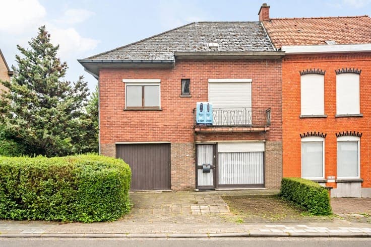 Solid family home on an exceptional 2,330 m² lot