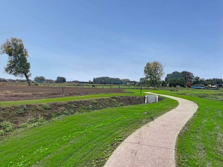 Open bebouwing met 4 slpk en zicht op weilanden