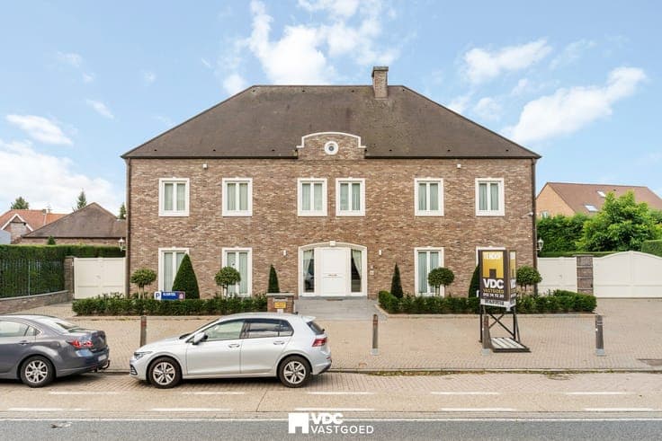 Unieke villa met kantoorruimte, binnenzwembad en opsplits...