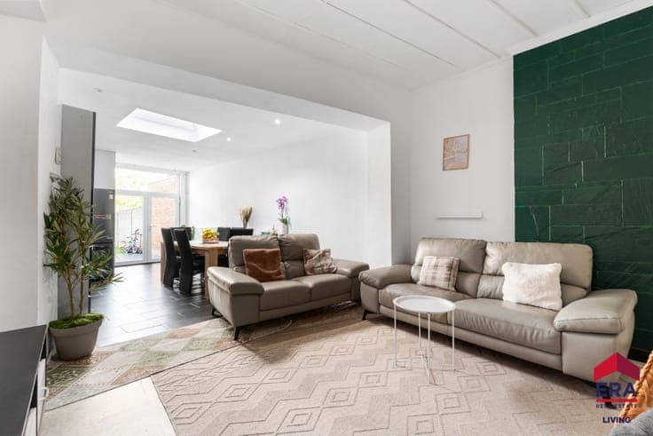 Move-in ready home with 4 bedrooms and garden in the centre