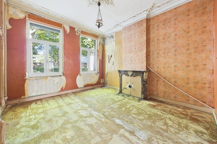 Investment property requiring renovation, comprising 4 units
