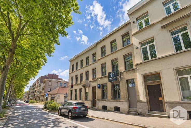 Investment property requiring renovation, comprising 4 units