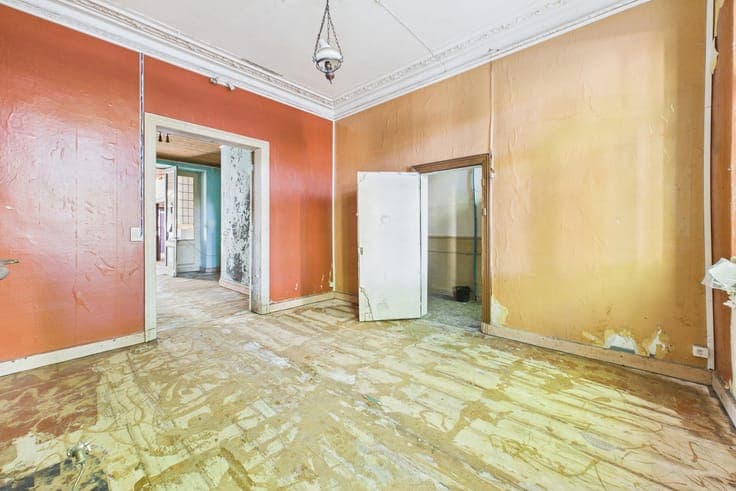 Investment property requiring renovation, comprising 4 units