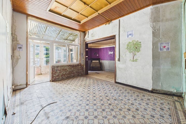 Investment property requiring renovation, comprising 4 units