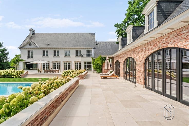 Prachtig afgewerkte franse villa met bijgebouw en zwembad