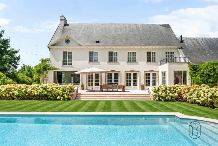 Prachtig afgewerkte franse villa met bijgebouw en zwembad