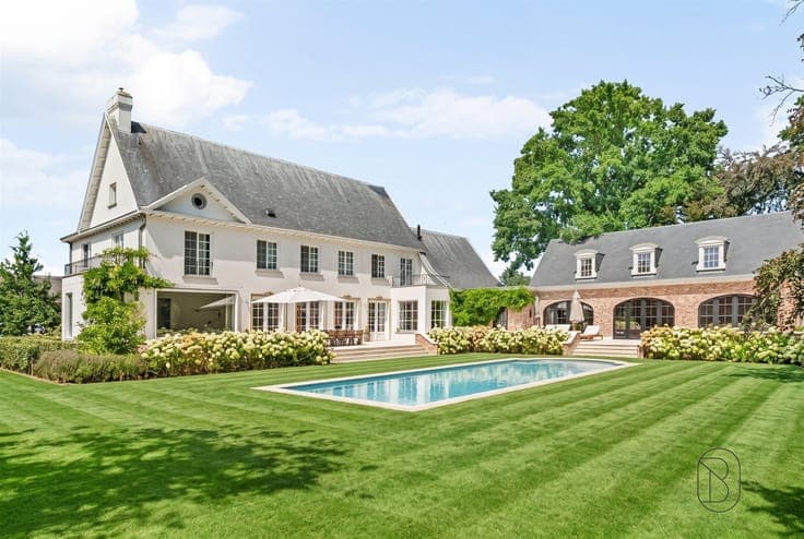 Prachtig afgewerkte franse villa met bijgebouw en zwembad