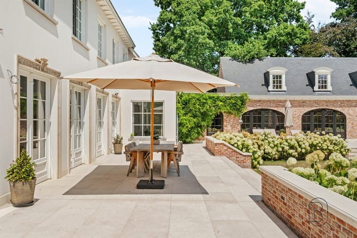 Prachtig afgewerkte franse villa met bijgebouw en zwembad