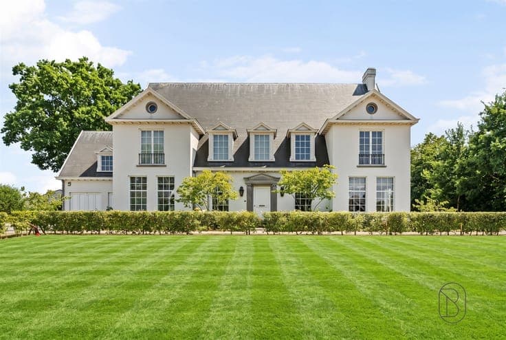 Prachtig afgewerkte franse villa met bijgebouw en zwembad
