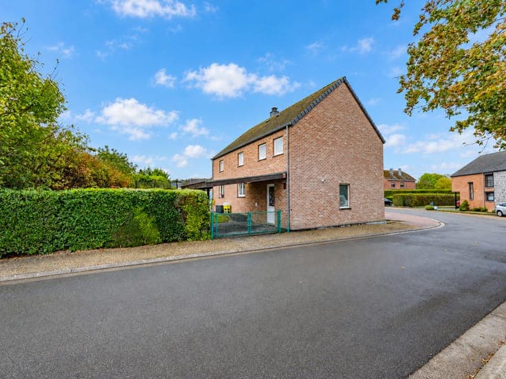 AYE – Charming four-façade house with garden and garage